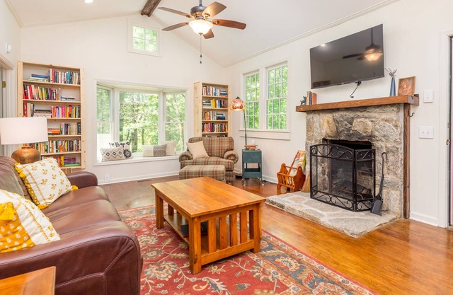 Book Lovers Dream Mountain Retreat - 2 King Beds