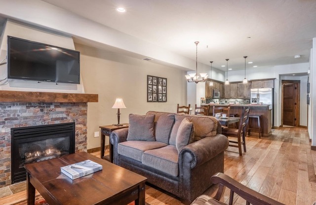 Book Now for Fall Getaways! Three-Level Townhome with Golf Course Views! Fireplace!