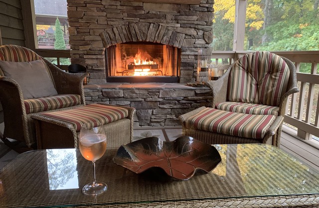 BOOK NOW FOR HOLIDAYS and 2026! Relax in the Mountains, Fireplaces & Waterfalls