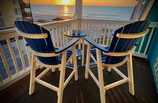 BOOK NOW FOR SUMMER! ☀️ 🌊 Oceanview Condo + Pool Access
