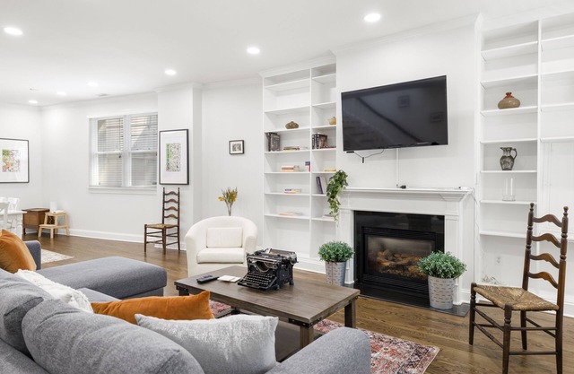 Book with us ⭐️3 bd 2.5 ba in Historic Washington DC Home