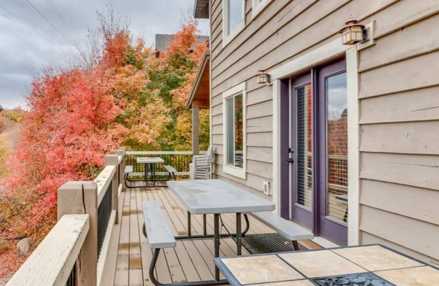 Book your stay today! Experience amazing views of Bear Lake at Deja View (sleeps 20)