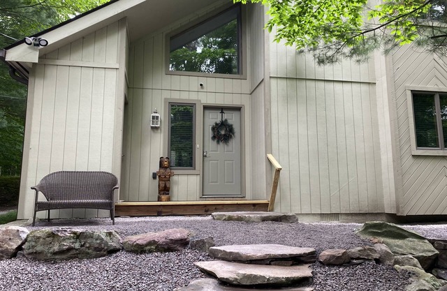Booking 2025 Getaways! Family Cabin in Lake Naomi, FirePit, Screen Porch, Nature