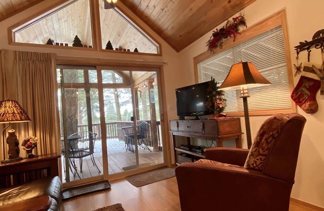 BookStayHop -#41 Cabin on Hyatt Prairie Rd- Dog Friendly, With Mountain Views.
