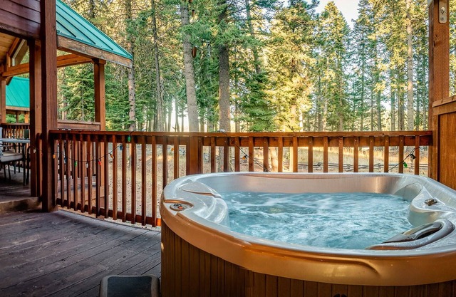 BookStayHop -#52 Cabin on Hyatt Prairie Rd. With a Hot Tub and Mountain Views!
