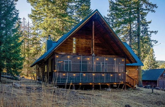 BookStayHop - Whispering Pines Cabin Retreat ~ Dog Friendly and Mountain Views!