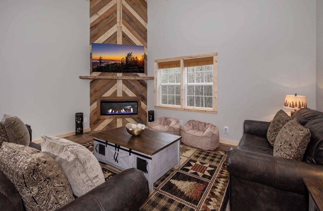 Boone Getaway | Dog Friendly, Hot Tub, Fire Pit!