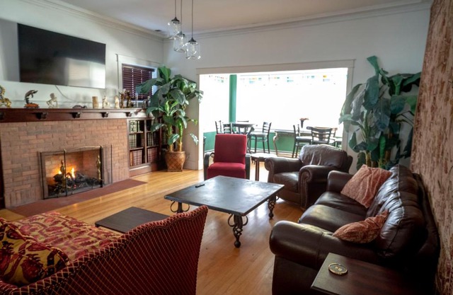 Bootlegger House Sleeps 10-20 Free TV & Parking