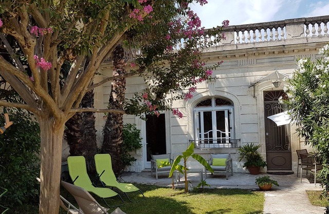 BORDEAUX: Charming luxury house 4* 100m2 garage near tram shops