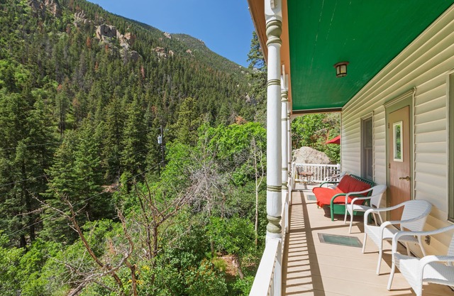 Borders Manitou Incline, Barr Trail, Cog Railway, Creek~Private Drive~HOT TUB!