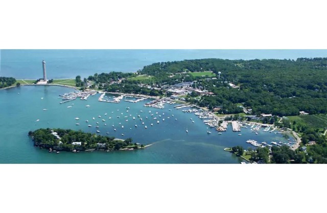 Bottom Floor apartment in heart of downtown Put in Bay resort area!