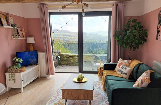 Bottoms Cottage - a colourful country retreat