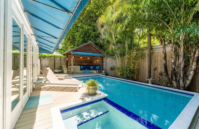 BOTTOMS UP BUNGALOW - PERFECT 2 Bed/2 Bath PRIVATE POOL