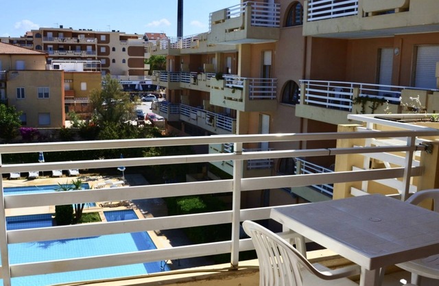 Bougainvillea two-bedroom apartment 6 beds on the waterfront