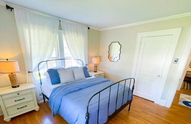 Boujee Boro, newly remodeled and furnished cottage, walking distance to downtown