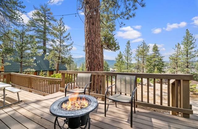 Boulder Bear - Secluded, Beautiful Views, Fireplace, Barbecue