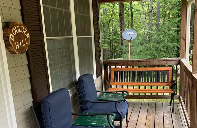 "Boulder Hill", minutes from the lakes and mountains, hike from the doorstep!