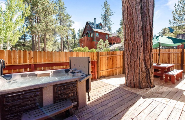 Boulder Pines - AC, Walk to Lake, Hot Tub, Smart TV