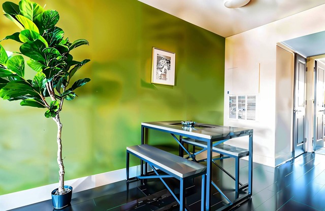 Boulevard Stays Prime Spot Cozy Bed, Pool Free Parking