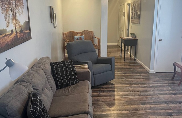 Bourbon Oak Hideaway 2 offers a 2 bed 2.5 bath apartment in historic Bardstown.