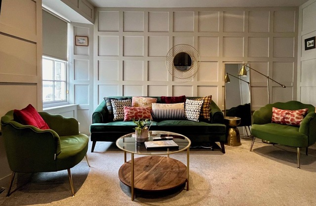 Boutique 3-Bedroom in Grassmarket, Steps from Edinburgh Castle & Victoria St.