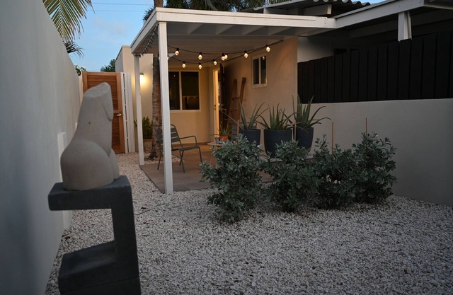 Boutique Modern Spacious Holiday Apartment - lounge pool - 7 min from the beach!