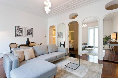 Boutique Rentals- THE CLéRiGoS Apt w/patio