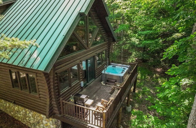 Boyne Mountain Cabin with Hot Tub Next to Skiing and Golf!