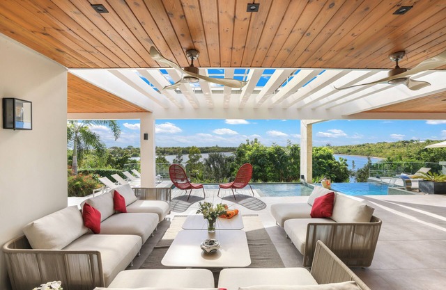 Brand New! VILLA WELLNESS - Slowlife - 5 bedrooms! and pickleball court!