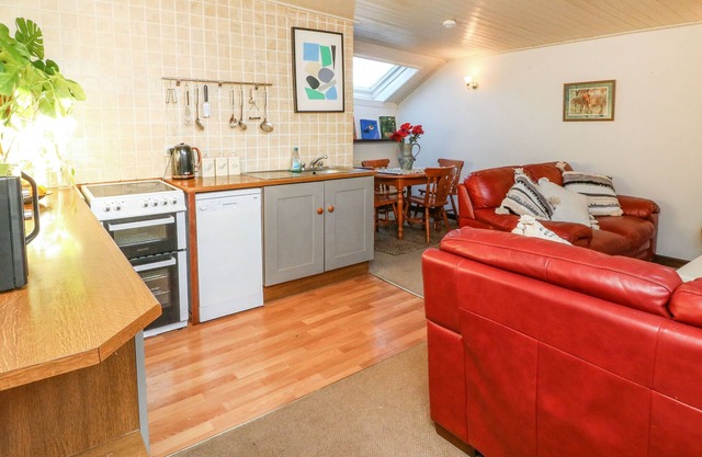 BRACKEN COTTAGE, pet friendly, with a garden in Bridestowe