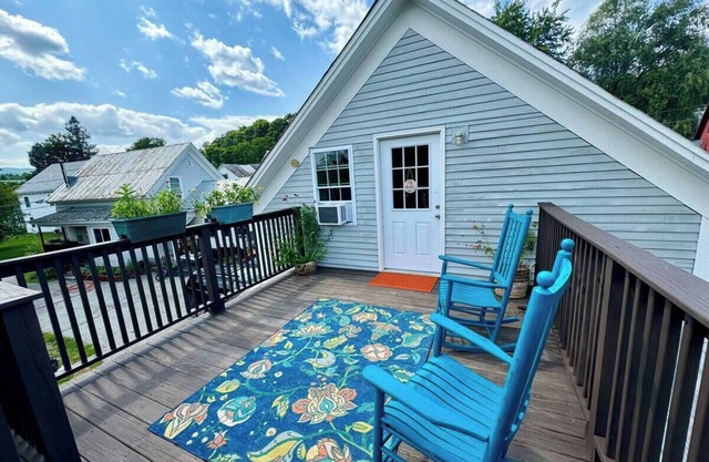 Bradford VT apt I-91 access + Wi-Fi + parking