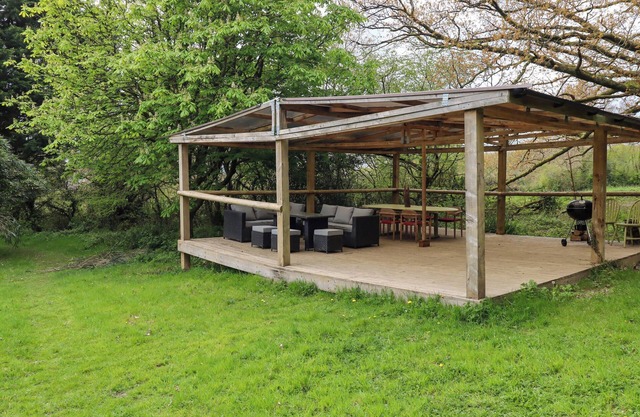 BRAMBLE COTTAGE, pet friendly, with a garden in Bridestowe