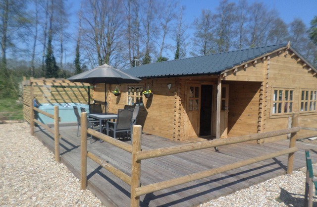 'Bramble Lodge' Littlebourne Canterbury (hot tub)