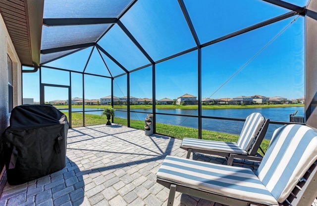 BRAND NEW 2-bed/2-bath villa in Lorraine Lakes w/expanded lanai. 3 beds w/den!