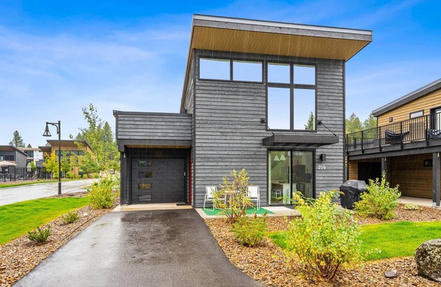 Brand New 2 Bedroom Townhome with community hot tub, pool, & fitness center!