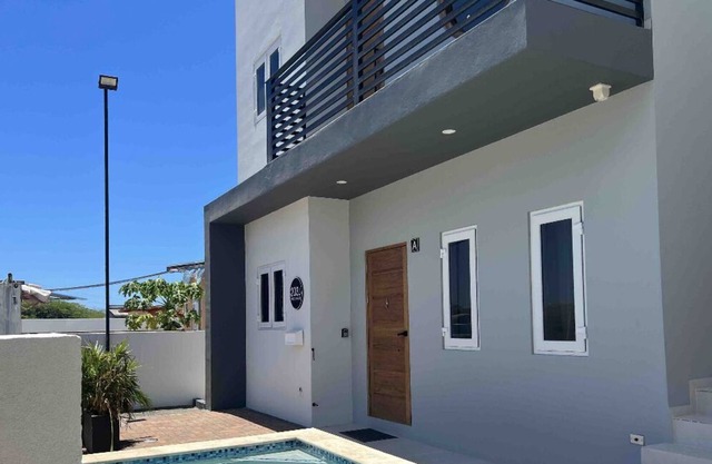Brand New 2bd , plunge pool, outdoor seating, free parking