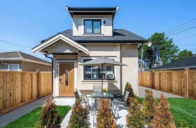 Brand new 3 bedroom brand new laneway house near public transit