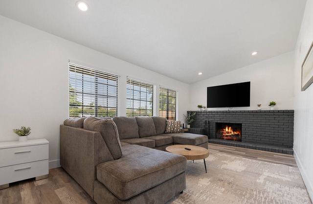 Brand New 3BD/2BA Near the River Perfect Getaway!