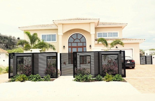 Brand new 5,000 sq ft 4-bedroom house with WiFi and AC in gorgeous Noord