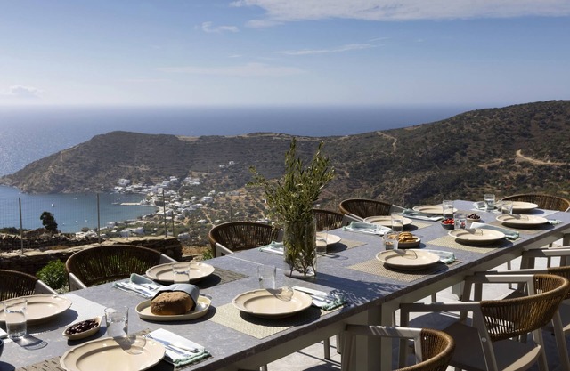 Brand new 7 bedroom Villa 10min from Vathy beach