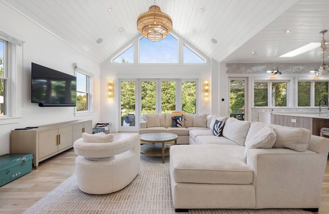 BRAND NEW 7BR7BA Southampton Estate - Heated Salt Pool, Mins to Beach & Town
