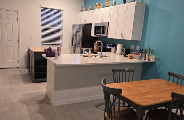 Brand new, beautiful 2-bedroom townhome in Sarasota with WiFi, AC, & two pools.