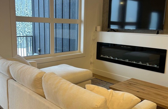 Brand new 3 bed/3 bath duplex w/private hot tub, laundry, amazing views!