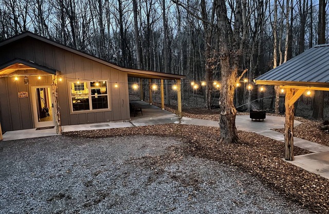 Brand new cabin in the woods with hot tub 1/2 mile from Starview Winery