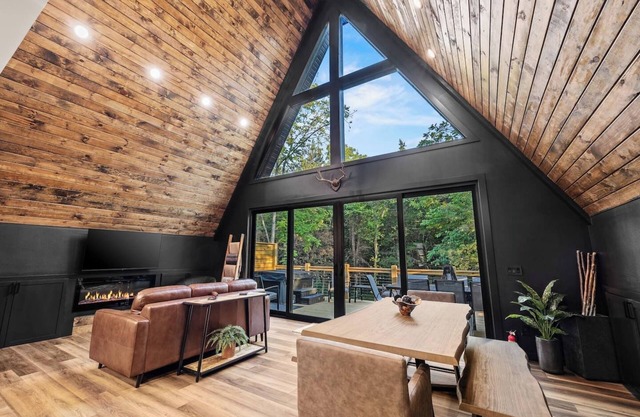 Brand New Chalet at Cricket Creek w/hot tub