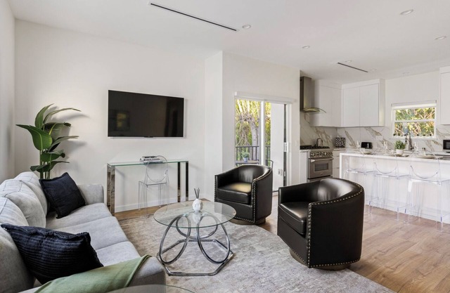 Brand NEW Charming 2-bedroom house with AC, WiFi in fabulous Burbank Hills