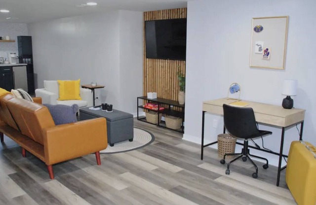 Brand New Clean Unit, steps to The Big House