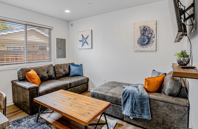 Brand-new cottage - downtown - walk to beach, dog-friendly - central AC & W/D