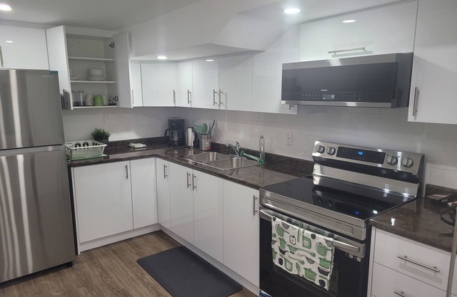 Brand New Cozy 2-bedroom apartment in nice Hamilton with AC, WiFi