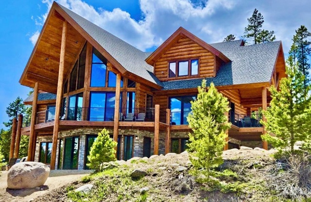 Brand New Lodge! Panoramic Mtn/Lake Vayiews! Hot tub, Fido Friendly, Game Room!